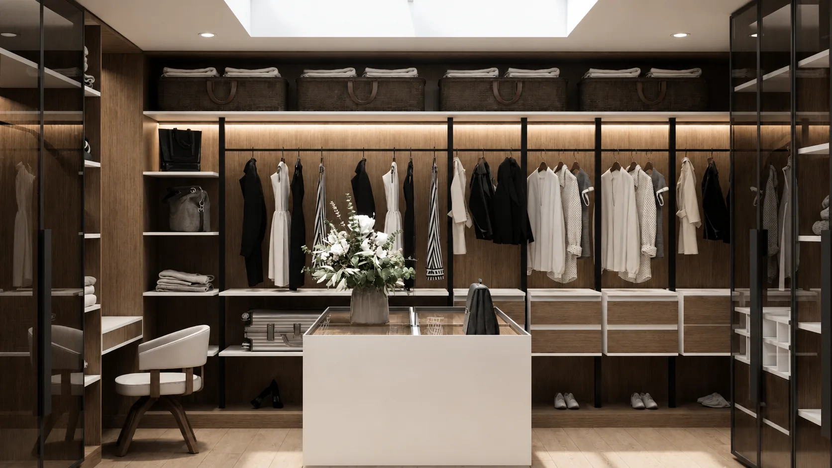 Vestidor de la Residencia Santa Bárbara con clósets abiertos de madera
