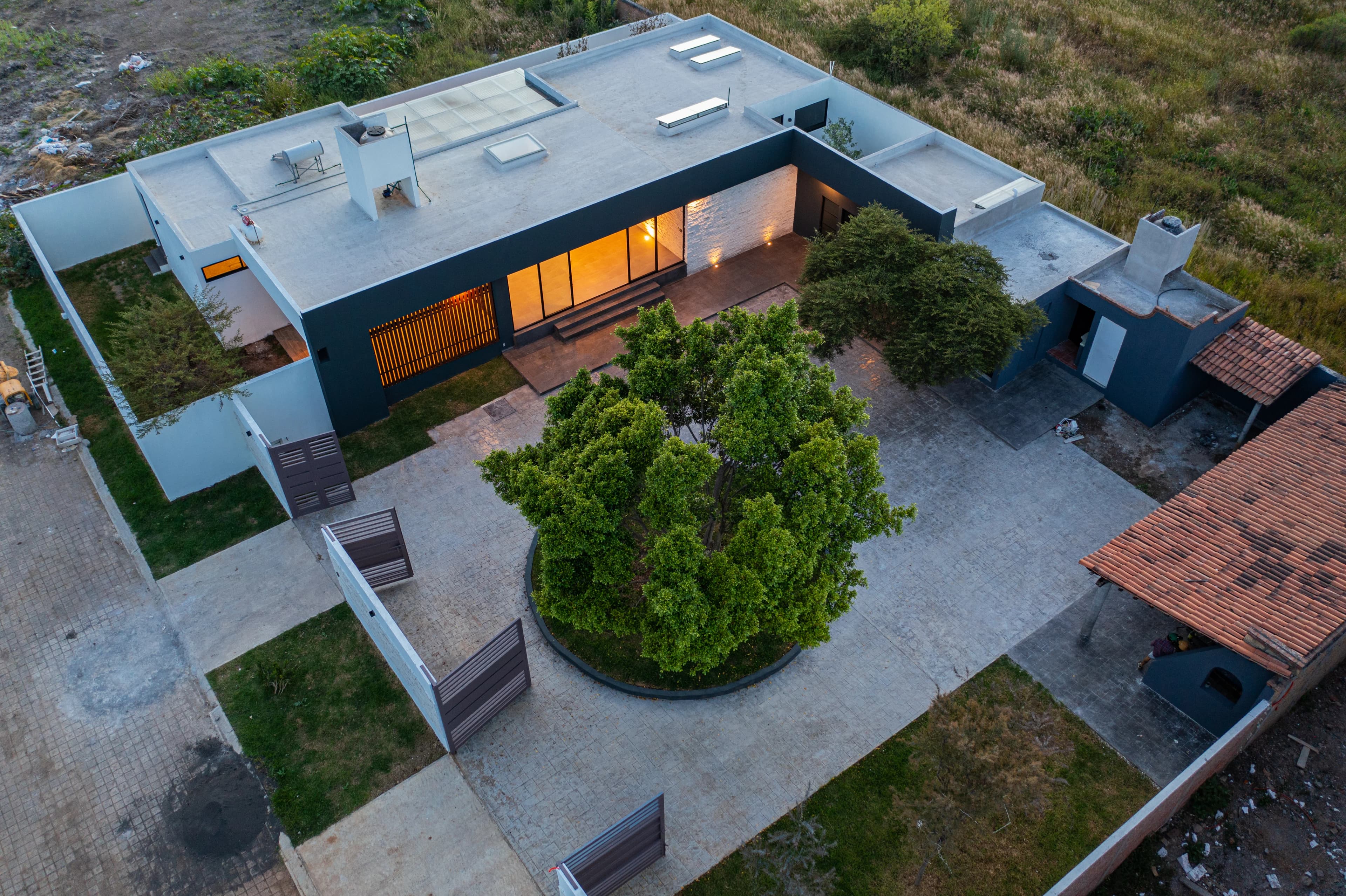 Vista aérea de Casa Cointzio, con la planta en L alrededor del patio arbolado