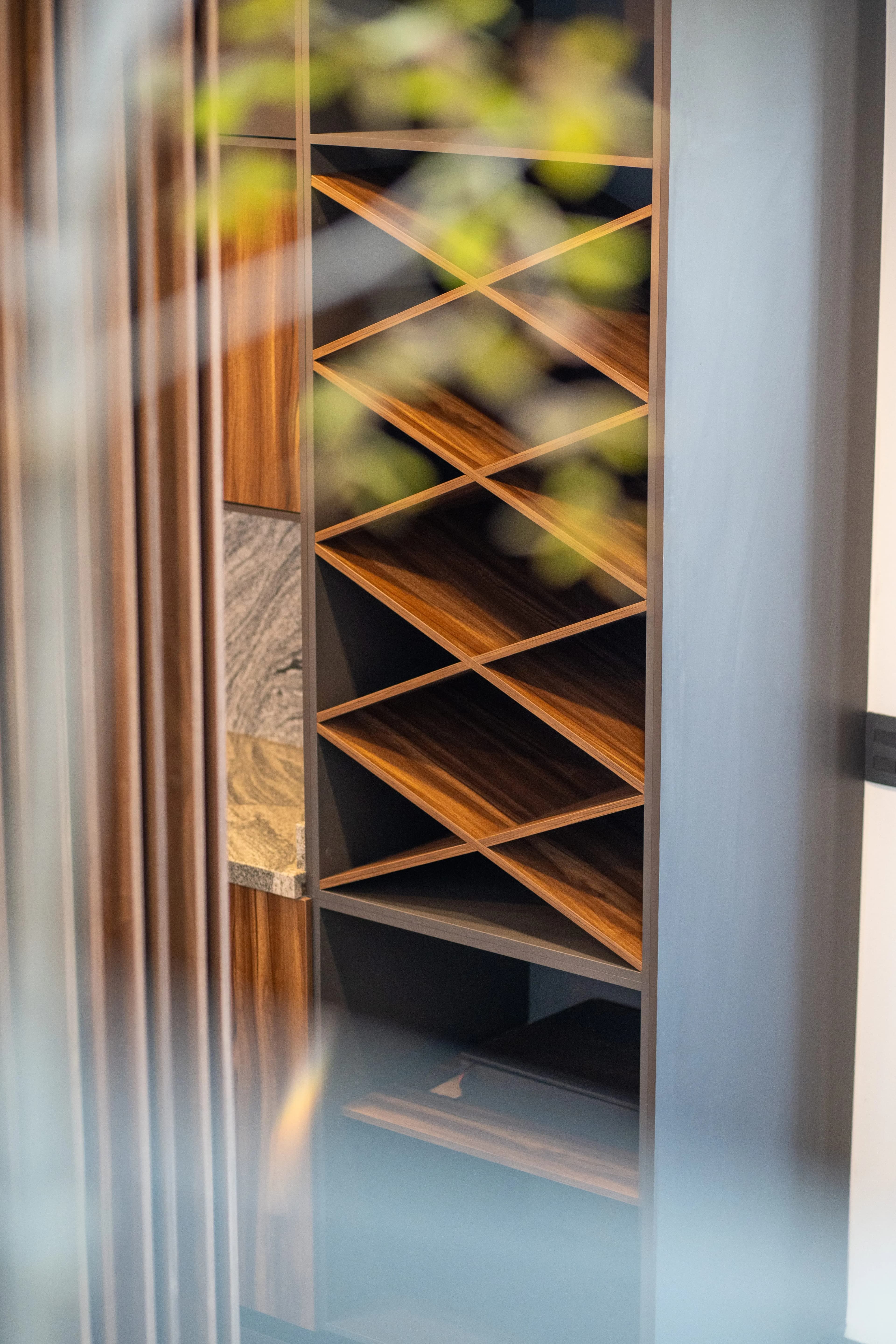 Cava de vino de Casa Colibrí en madera, vista a través del cristal