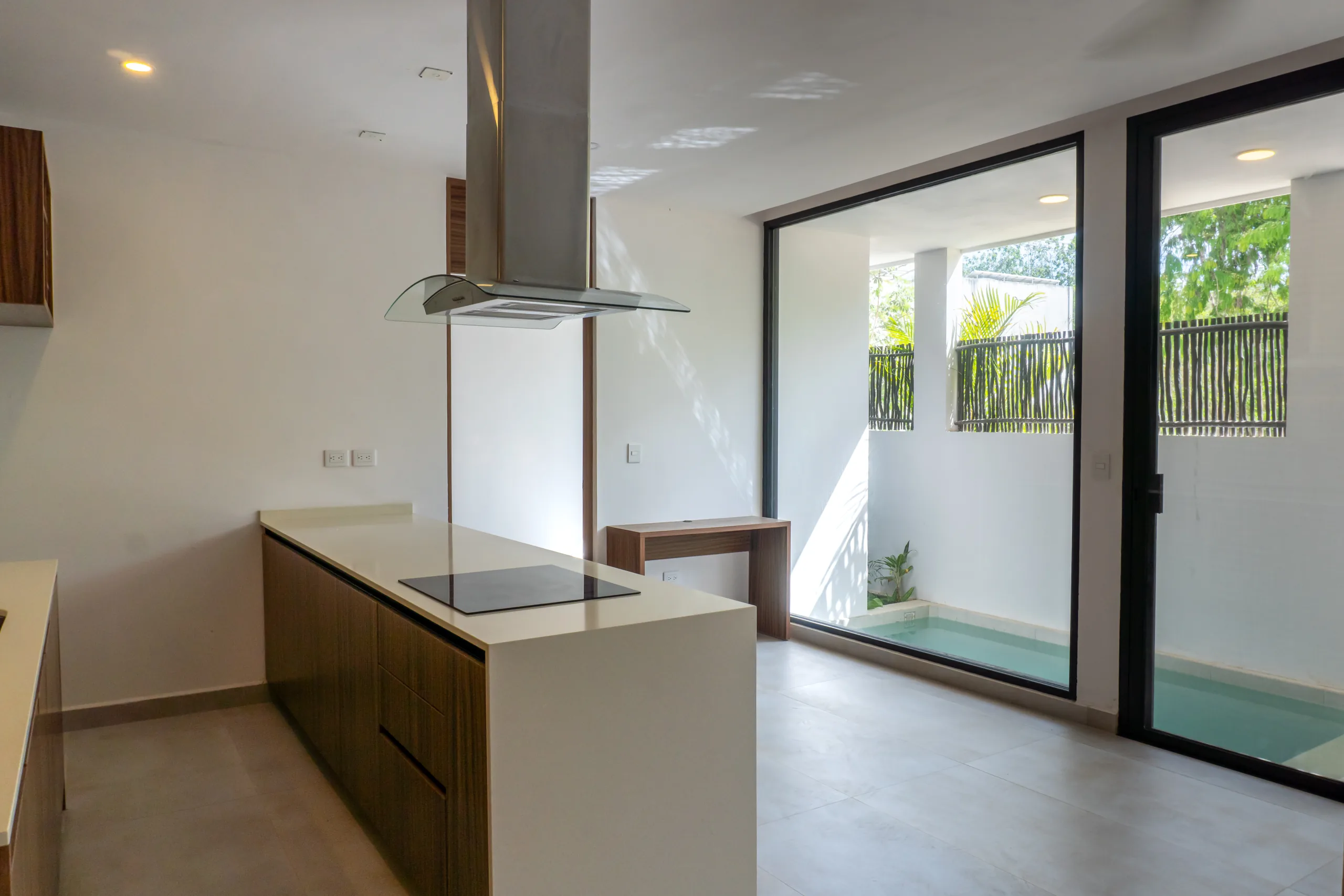 Cocina de un departamento Cenote Family de Hygge, con alberca privada al fondo