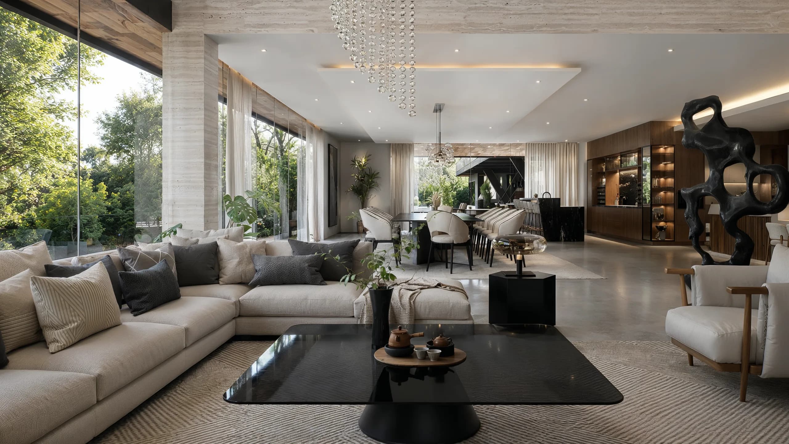 Sala de doble altura de la Residencia Cardona, con ventanal al jardín